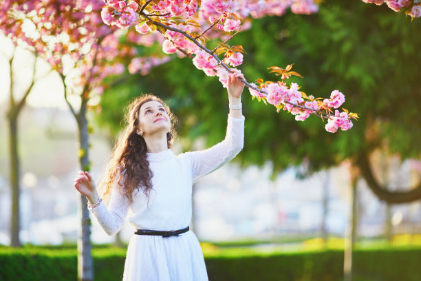 一名女子在法国巴黎享受樱花盛开的季节图片下载