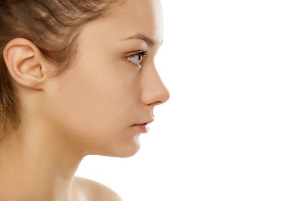 年轻女孩的侧面没有化妆在白色的背景图片下载