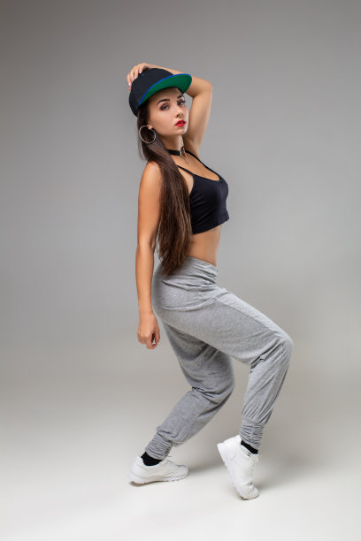 现代舞演员在灰色的演播室背景前摆姿势图片下载