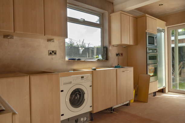 厨房的更换工作已接近完成，配备了橱柜和厨房电器。图片下载