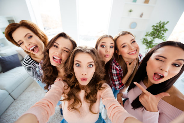 近距离的照片美丽的她，她的女士们，大家庭的室友，使自拍，滑稽的面部表情，使用视觉相机特效滤镜，兴奋，惊奇明亮的白色房间女孩，白天，晚上，在室内图片下载