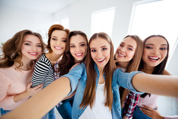 近距离的照片美丽的她，她的女士们的家庭室友，使自拍最后常见的照片集合在一起，毕业前兴奋，惊讶明亮的白色房间女孩白天晚上在室内图片下载