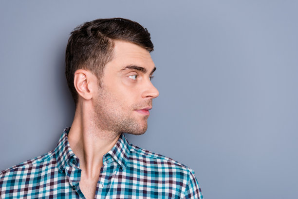 近距离的侧面资料照片吸引，惊人的，他，他，他的男人，男朋友回头看空的空间，完美的造型，头发，浅色的胡茬，穿着休闲的格子格子装孤立的灰色背景图片下载