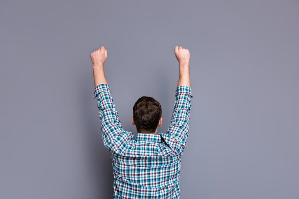 近距离的后面，后面，后面的视图照片惊人的他，他，他的男人双手举起显示理想的完美的发型，强壮的肩膀，扇子，穿着休闲格子格子装孤立的灰色背景图片下载