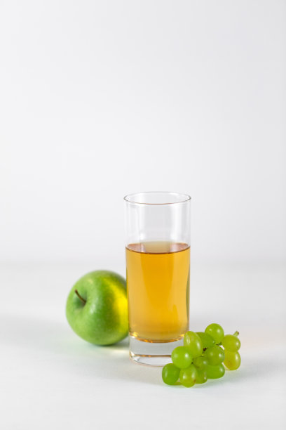 苹果店附近有一杯苹果汁图片下载