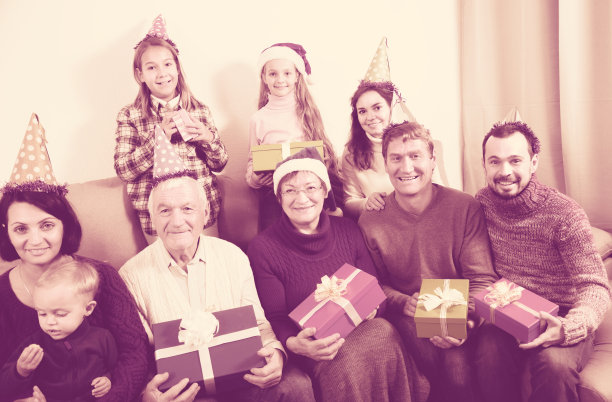 一家人在晚餐期间拍了很多照片图片下载