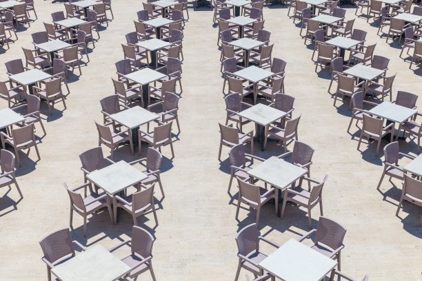 许多塑料桌子和椅子。顶部和透视图。图片下载