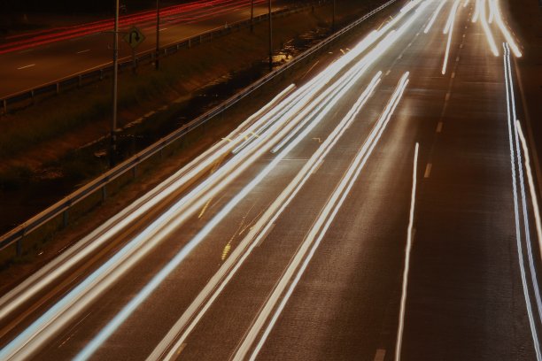 夜晚行驶在路上的汽车的灯光图片下载