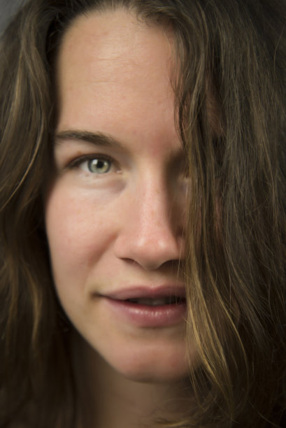 一个年轻的美国妇女的近照。图片下载