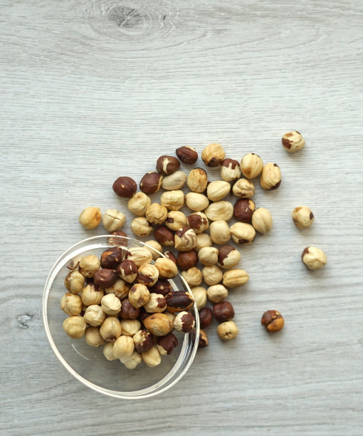 健康的食物背景图片近距离榛子。坚果纹理上的白色灰色表顶视图图片下载