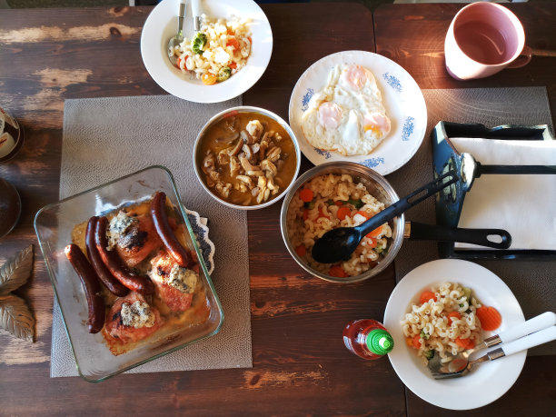 有食物的餐桌(俯视图)图片下载