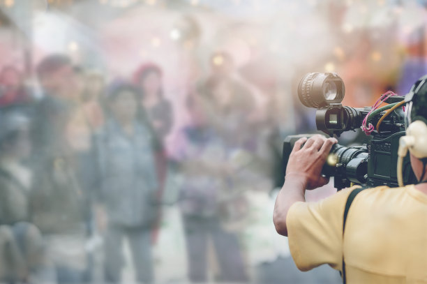 摄像机操作员在户外操作他的设备。图片下载