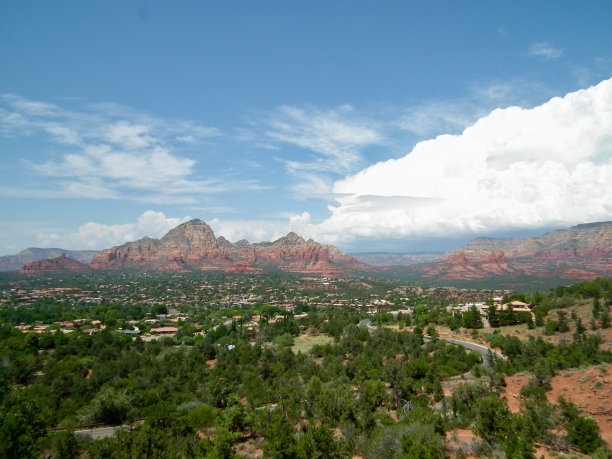 美国自然/塞多纳，红岩和漩涡。从机场梅萨旋涡城市景观。图片下载