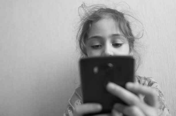 小女孩在玩手机图片下载