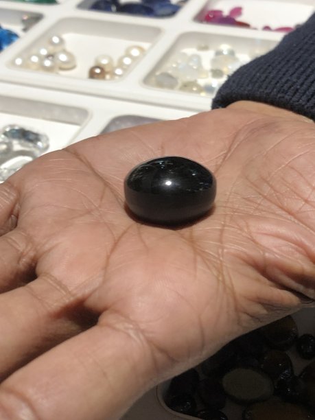 天然navratna宝石和半宝石/宝石展示盒，珊瑚，琥珀，紫水晶，青金石，孔雀石，变石，假钻石，红宝石和蓝宝石，珍珠，印度之星石照片图片下载