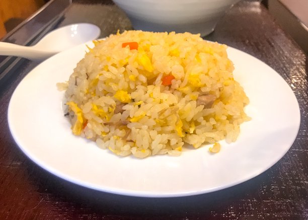 横滨一家中餐馆的盘子里的炒饭素材图片