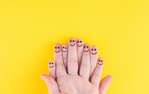 女人的手露出幸福的手指，孤立的背景。图片下载