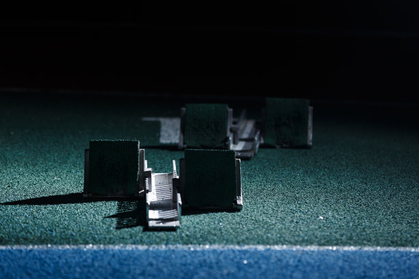 起跑线前的起跑点在黑暗中图片下载