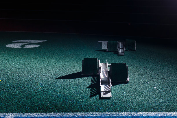 起跑线前的起跑点在黑暗中图片下载