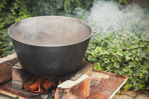 黑色大锅，蒸汽在燃烧图片下载