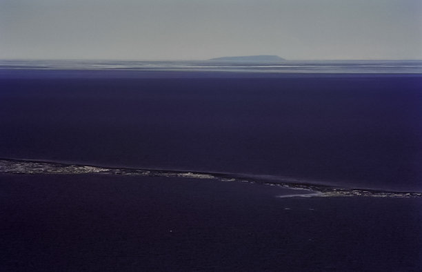 贝加尔湖水面光滑，水面是俯视图。图片下载