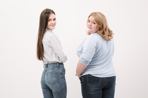 两个女孩，一个胖，一个瘦，在镜头前展示自己的屁股。两个对接的比较。图片下载