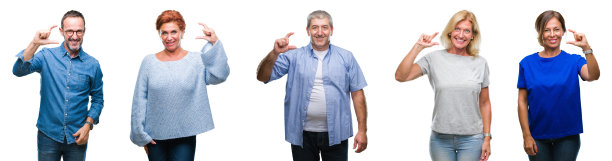 一组中年和老年人在孤立的背景微笑和自信的手势与手做手势与手指，而看和相机。测量的概念。图片下载