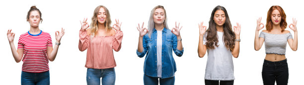 年轻美丽的女子群在孤立的背景放松和微笑，闭上眼睛做冥想手势与手指。瑜伽的概念。图片下载