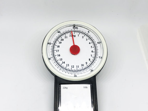 白色背景上的手秤图片下载