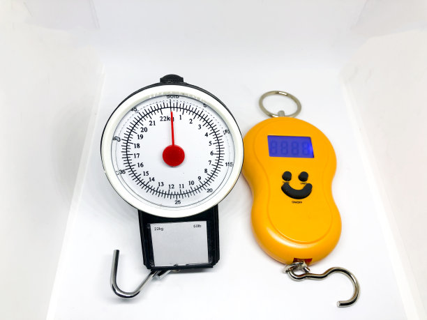 白色背景上的手秤图片下载