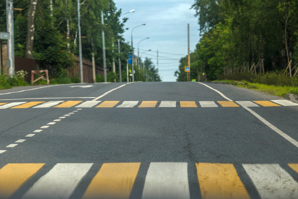 路上有斑马线的照片图片下载