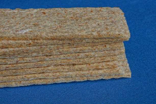 蓝色的桌子上放着一排长而干燥的馅饼图片下载
