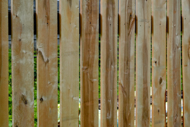 旧的棕色复古垃圾背景制成的垂直木板。图片下载