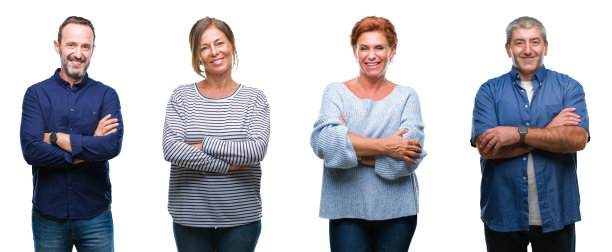 一组优雅的中年和老年人在孤立的背景下微笑着双臂交叉看着镜头。积极的人。图片下载