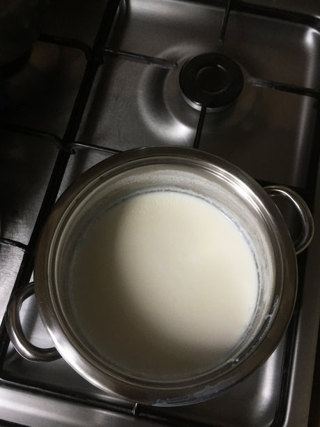 用平底锅煮牛奶图片下载