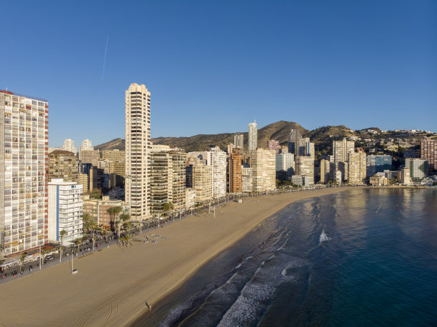 航拍照片在西班牙阿利坎特贝尼多姆，显示了美丽的海滩普拉亚莱万特和酒店，建筑和高层天际线城市景观。图片下载