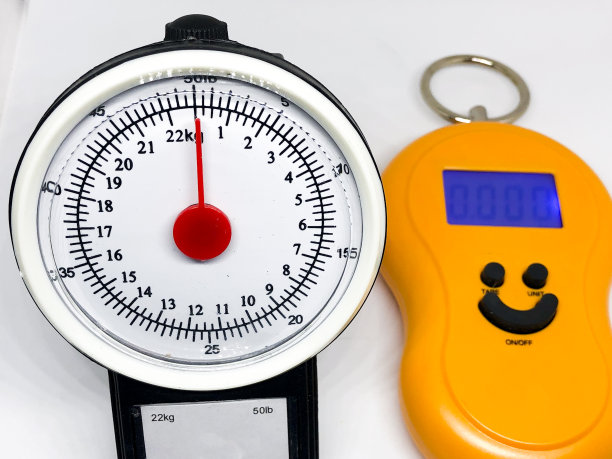 白色背景上的手秤图片下载