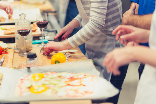 烹饪课的参加者准备饭菜图片下载