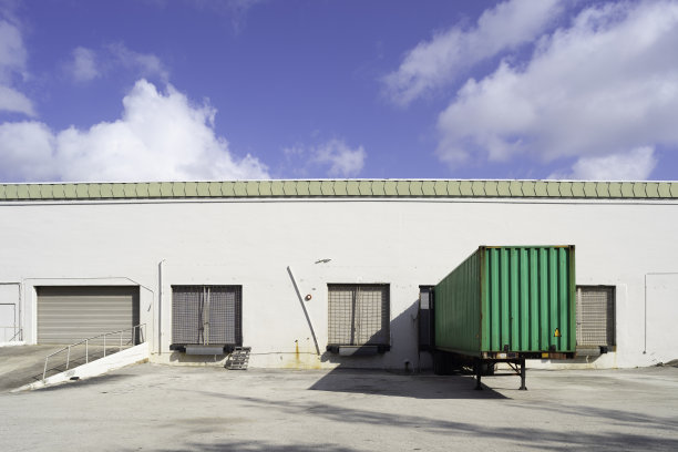 集装箱在仓库的码头区图片下载