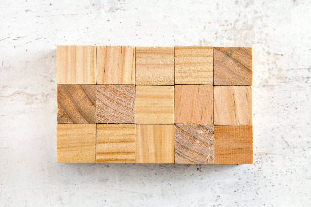 平铺照片，15个木方排列在3 × 5的网格，在白色工作板上。将你的文本添加到空的木头方块中。图片下载