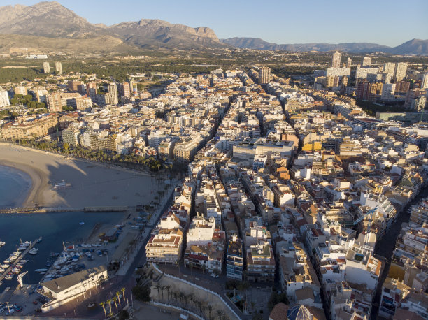 航拍照片在西班牙阿利坎特贝尼多姆，显示了美丽的海滩普拉亚莱万特和酒店，建筑和高层天际线城市景观。图片下载