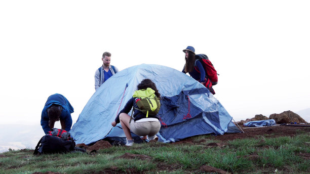 和朋友一起野营图片下载