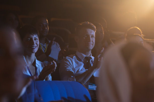 商业同事与观众坐在一起观看演示图片下载