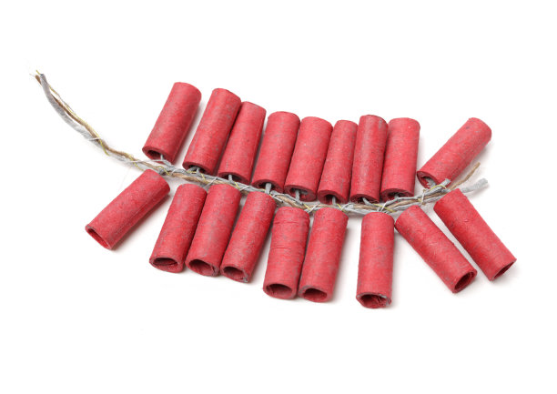 白色背景上的红色爆竹图片下载