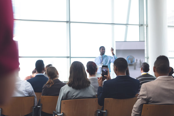 商人在商务研讨会上用手机点击照片图片下载
