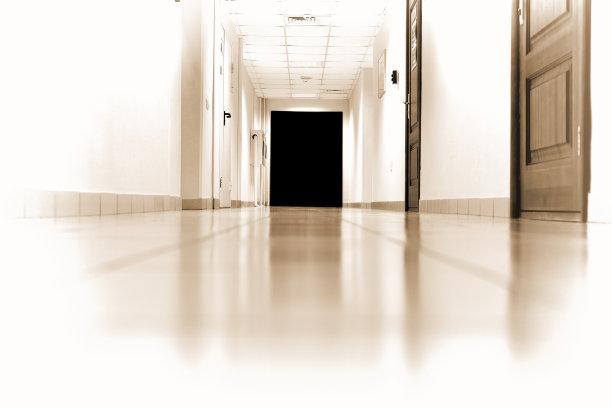 现代化的办公大楼里空荡荡的长走廊。背景图片下载
