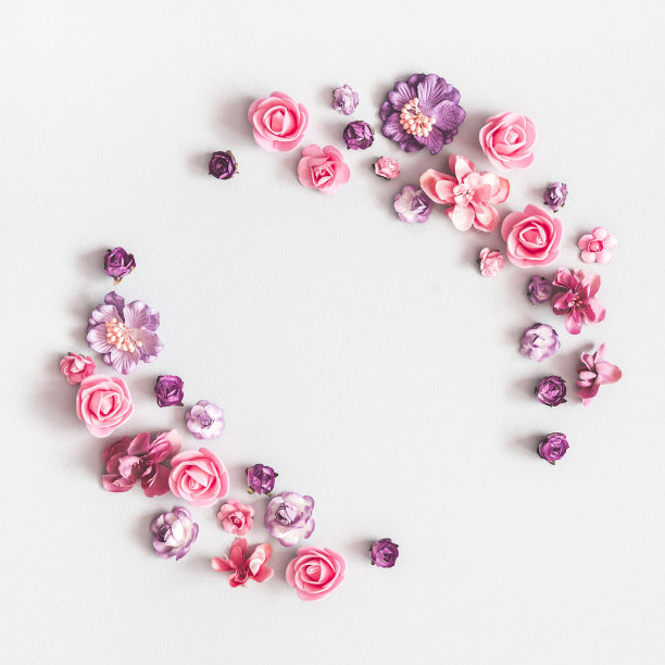 用紫色和粉红色的花在柔和的灰色背景上制成的花环。平铺，俯视图，复制空间，正方形图片下载