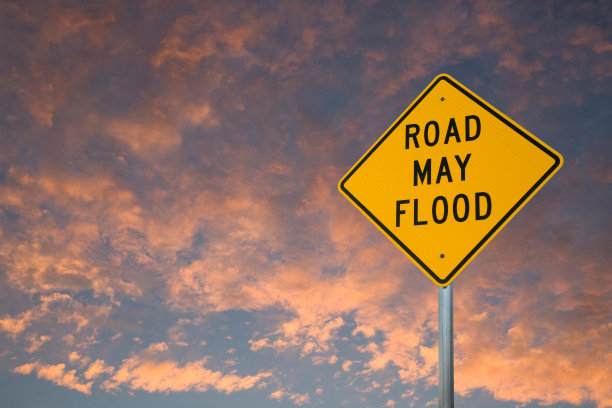 黄色路标，“路可能发洪水”。图片下载