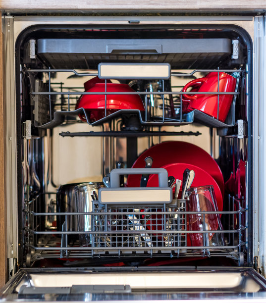 看看有干净盘子的洗碗机。清洁盘放在厨房清洗机内。图片下载