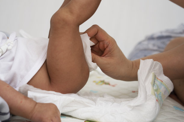 清洁和更换婴儿尿布图片下载